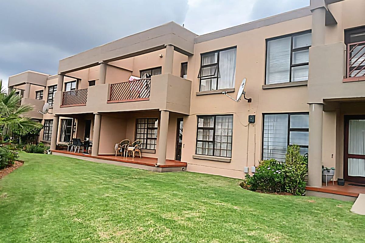 Townhouse For Sale in Helderkruin - Photo 2