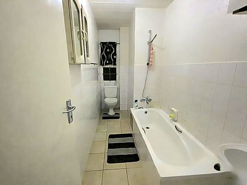 Townhouse For Sale in Helderkruin - Photo 10