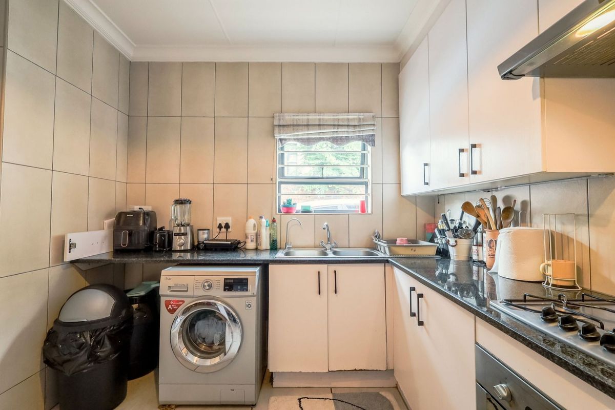 Townhouse For Sale in Olympus AH - Photo 5