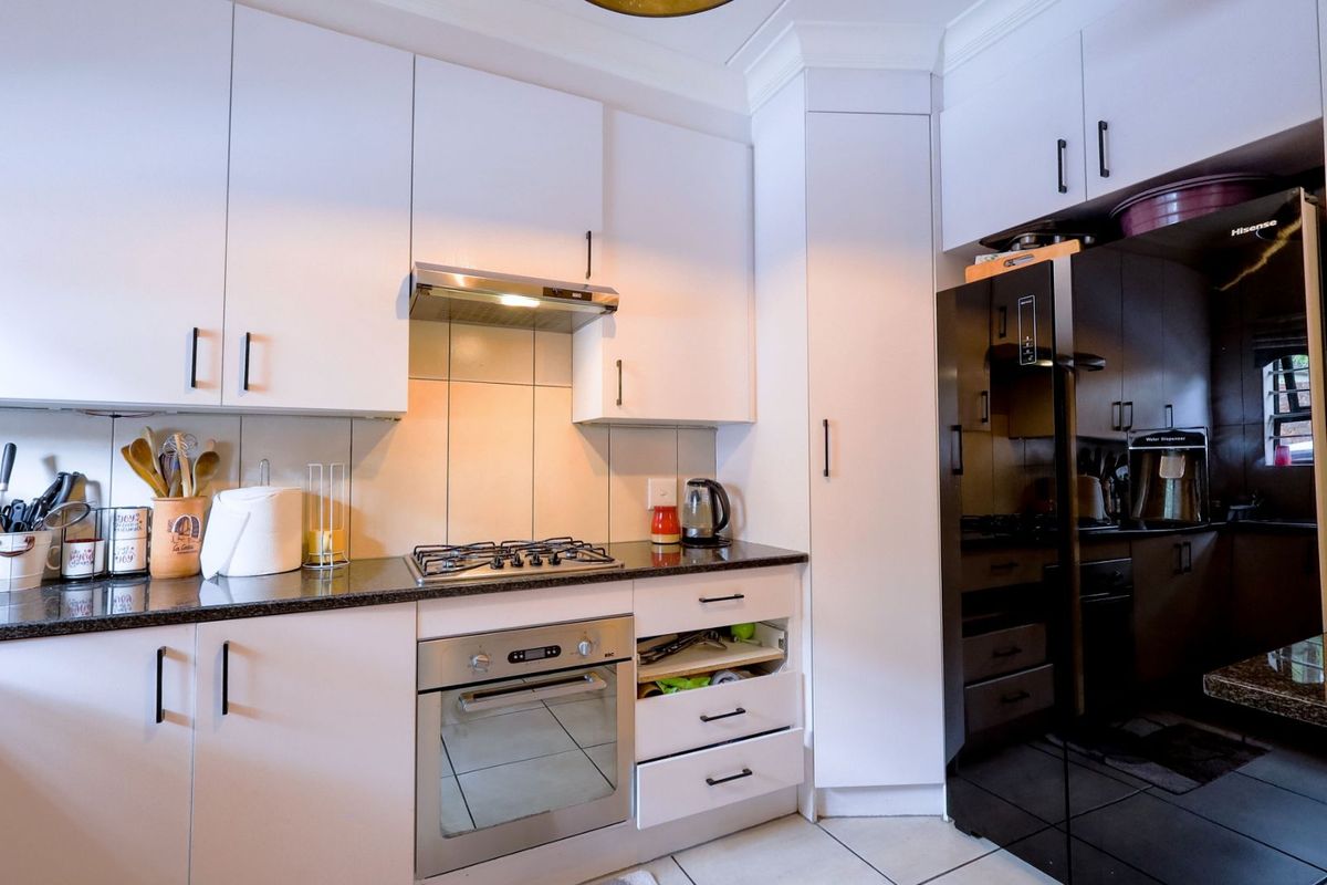 Townhouse For Sale in Olympus AH - Photo 4