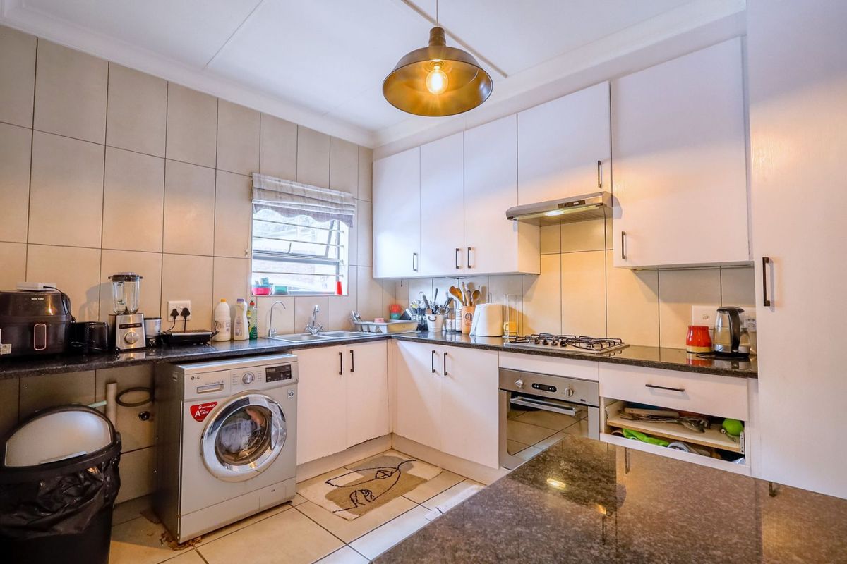 Townhouse For Sale in Olympus AH - Photo 2