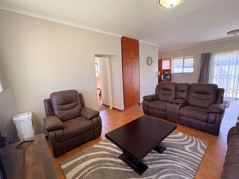 Townhouse For Sale in Lindene - Photo 4