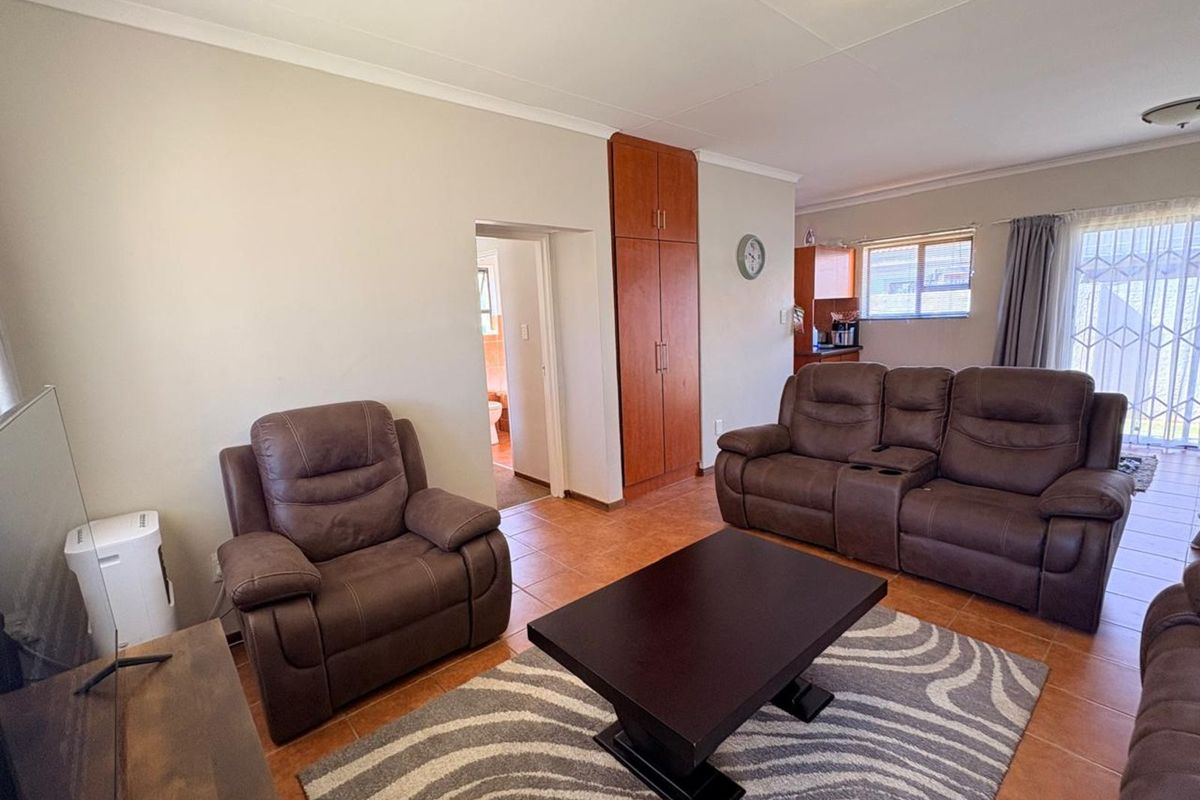 Townhouse For Sale in Lindene - Photo 4