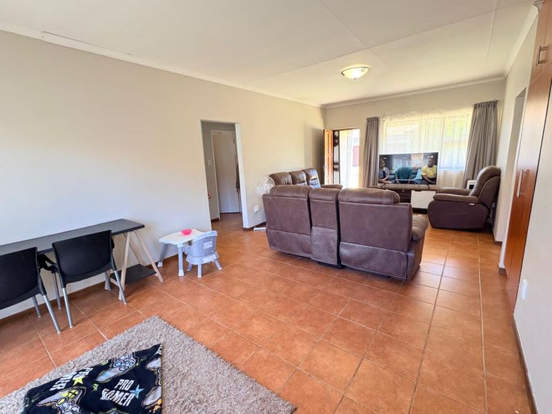 Townhouse For Sale in Lindene - Photo 2