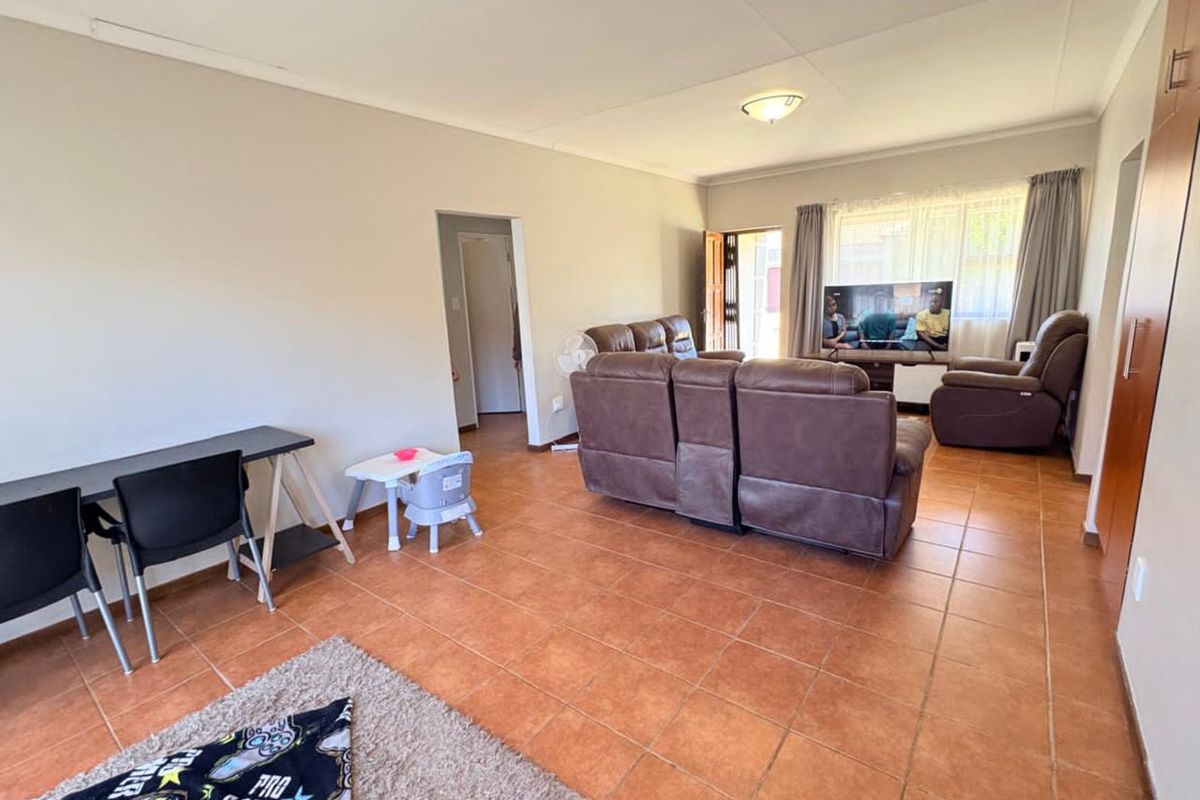 Townhouse For Sale in Lindene - Photo 2