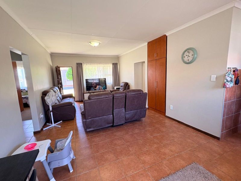 Townhouse For Sale in Lindene - Photo 5