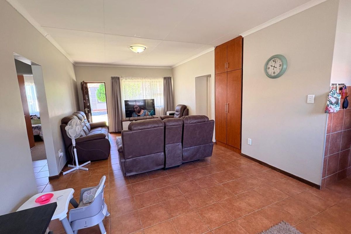 Townhouse For Sale in Lindene - Photo 5