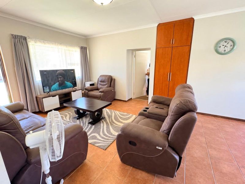 Townhouse For Sale in Lindene - Photo 3