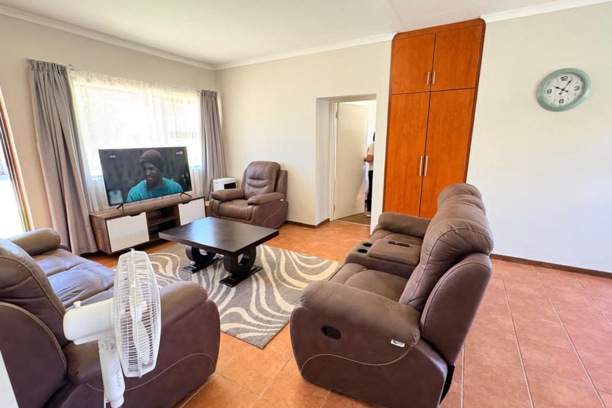 Townhouse For Sale in Lindene - Photo 3