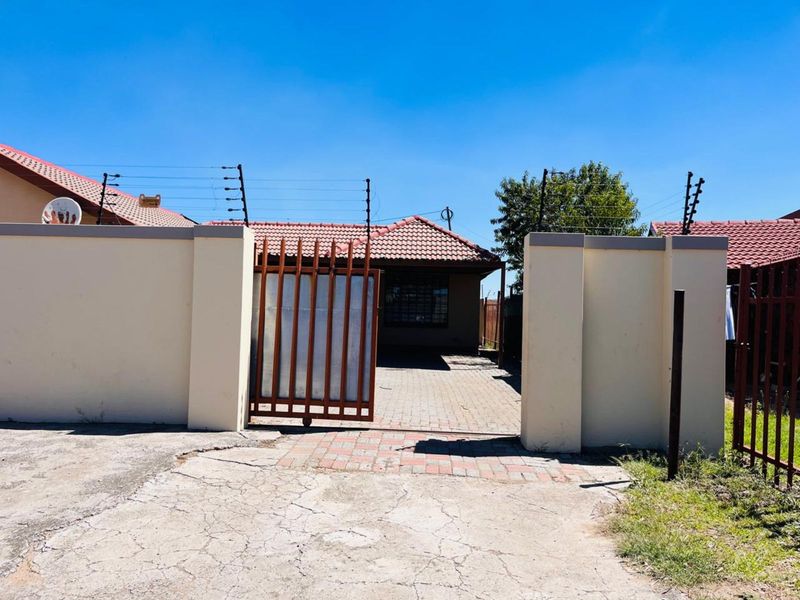 House To Rent in Embalenhle - Photo 2