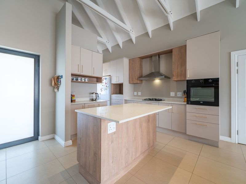 Townhouse For Sale in Canals - Photo 4