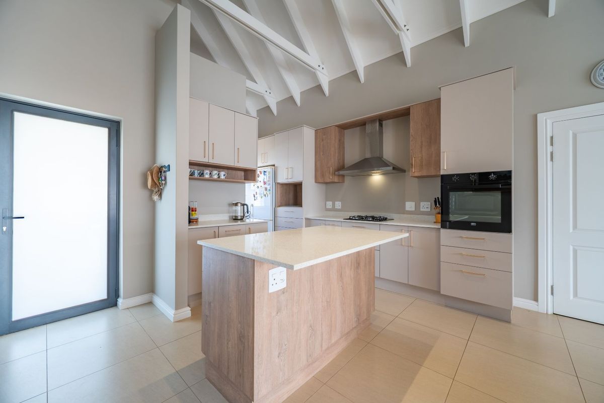 Townhouse For Sale in Canals - Photo 4