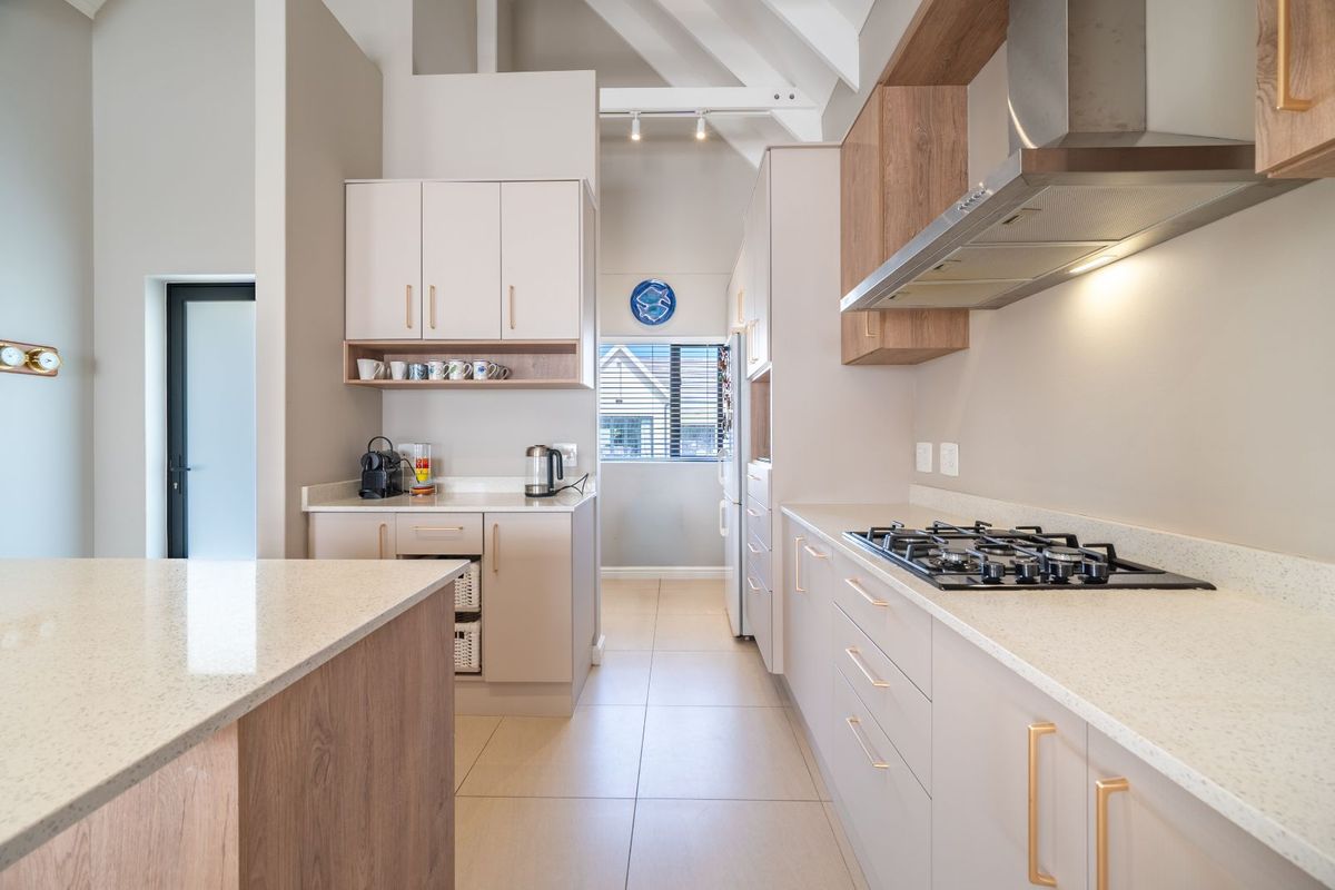 Townhouse For Sale in Canals - Photo 3