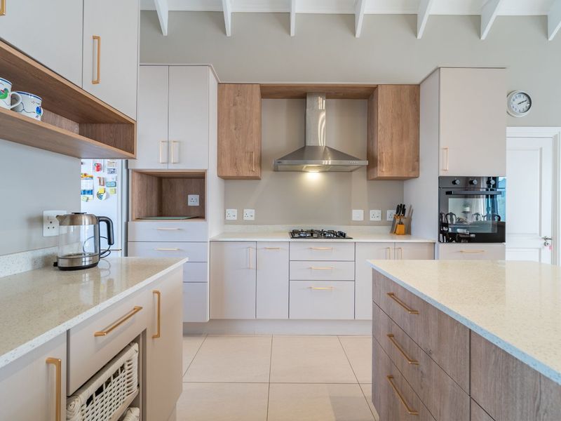 Townhouse For Sale in Canals - Photo 6