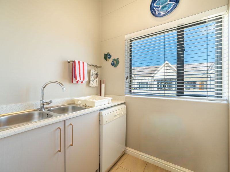 Townhouse For Sale in Canals - Photo 5