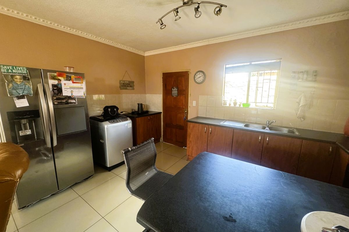 Townhouse For Sale in Heuwelsig Estate - Photo 3