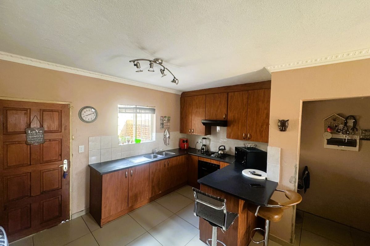 Townhouse For Sale in Heuwelsig Estate - Photo 5