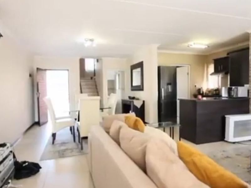 House To Rent in Fourways - Photo 3