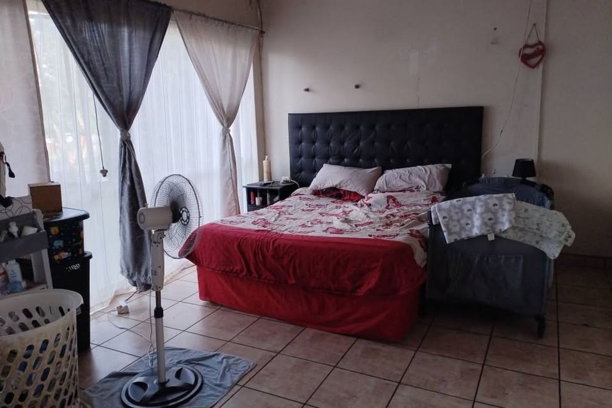 Townhouse For Sale in Rhodesfield - Photo 2