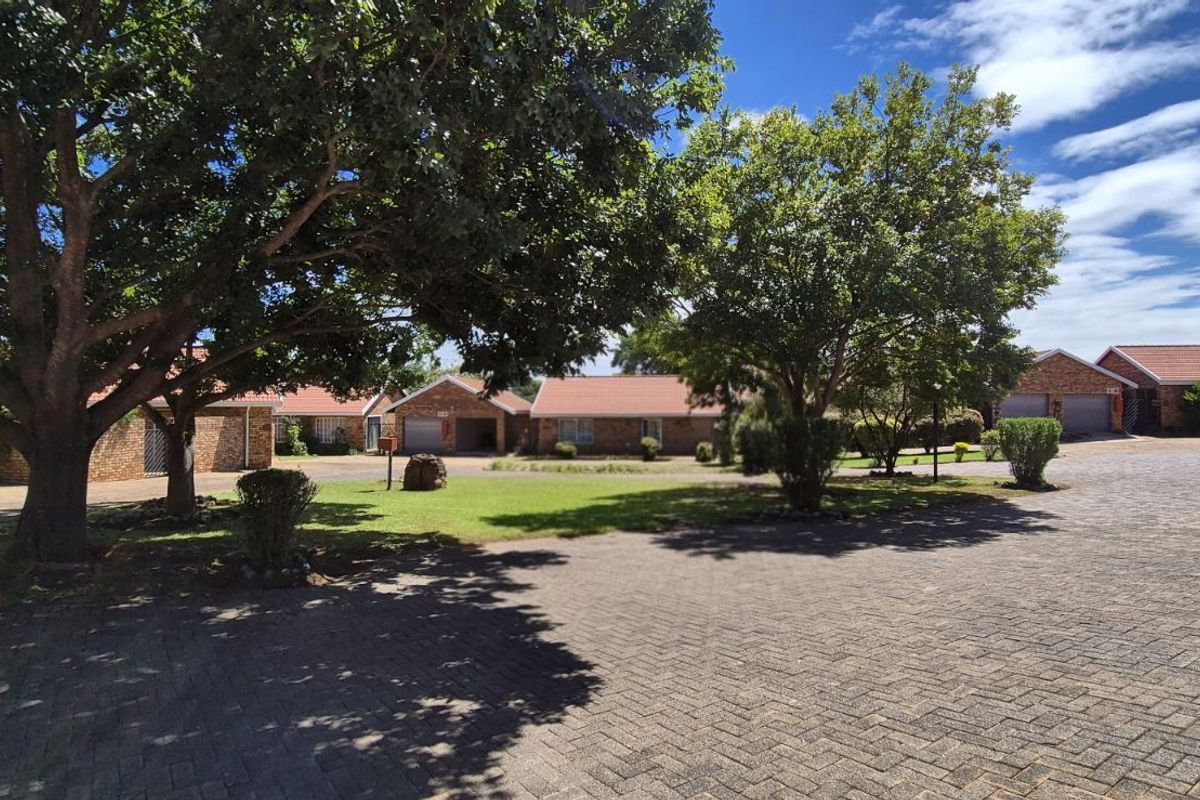 Townhouse For Sale in Lydenburg Central - Photo 5