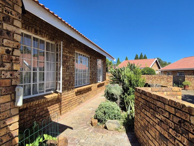 Townhouse For Sale in Lydenburg Central - Photo 2