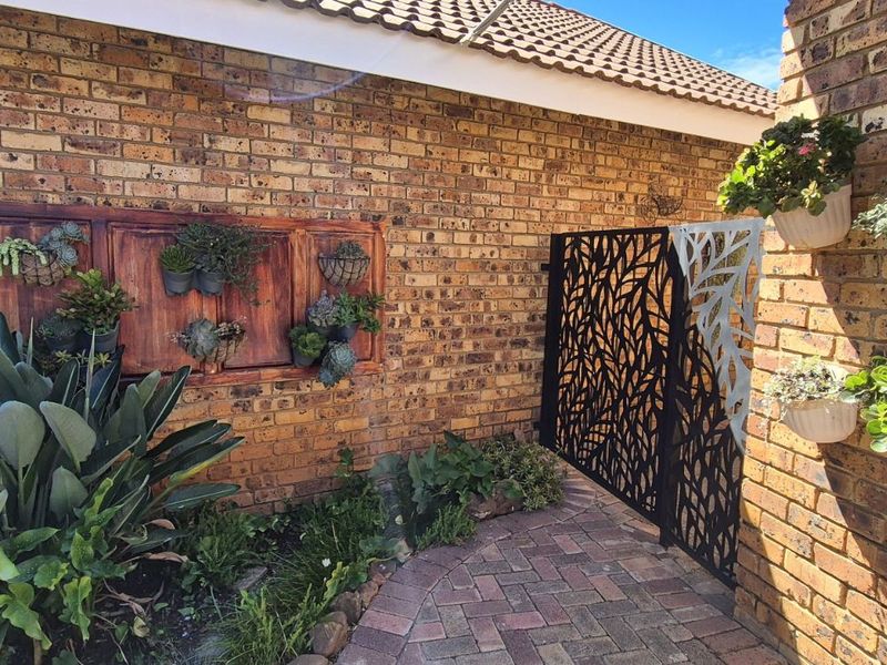 Townhouse For Sale in Lydenburg Central - Photo 3