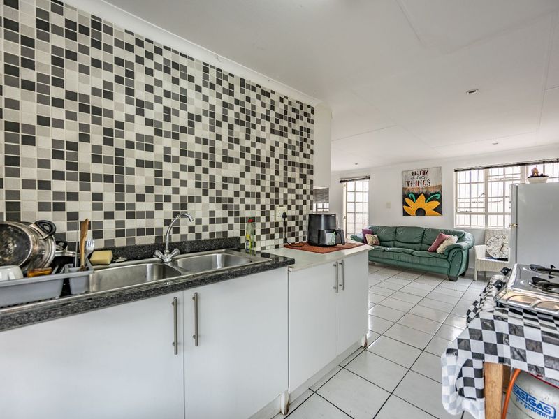 House To Rent in Colbyn - Photo 2