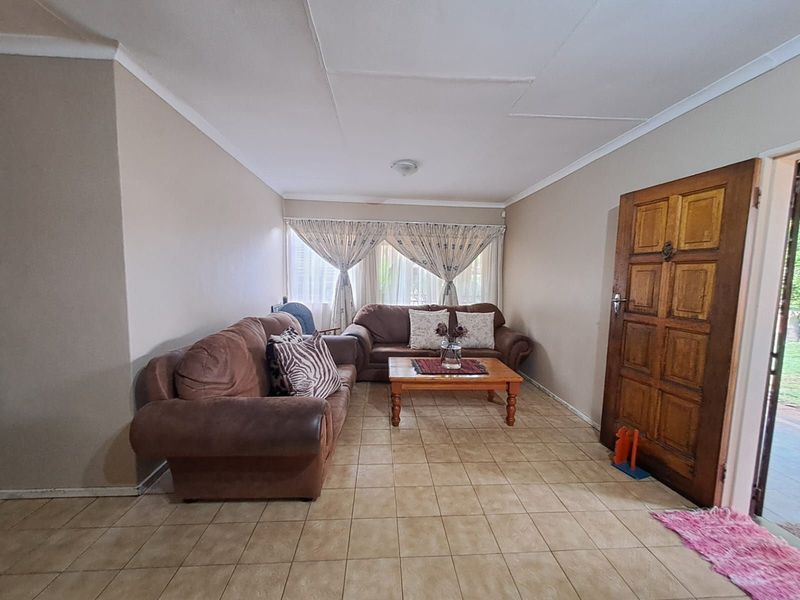 House For Sale in Faerie Glen - Photo 6