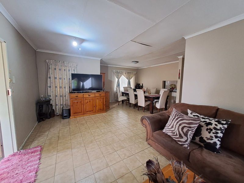 House For Sale in Faerie Glen - Photo 5