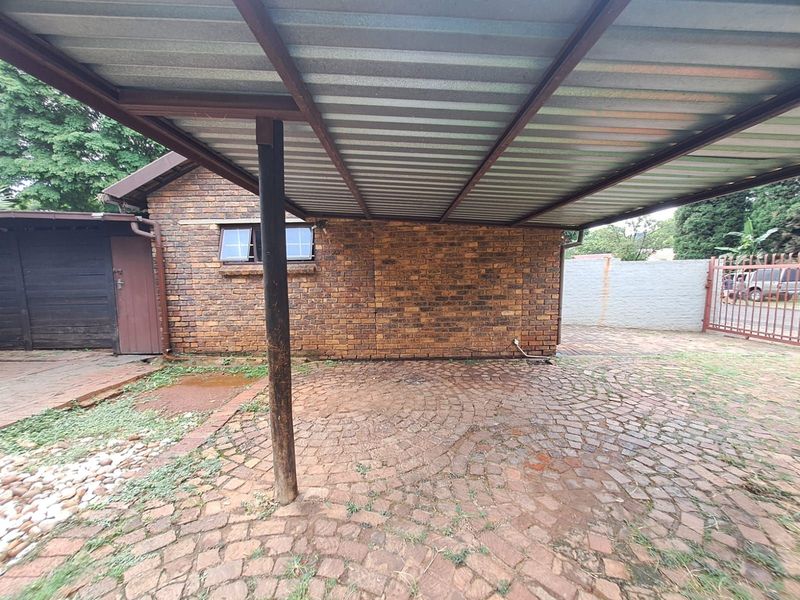 House For Sale in Faerie Glen - Photo 3