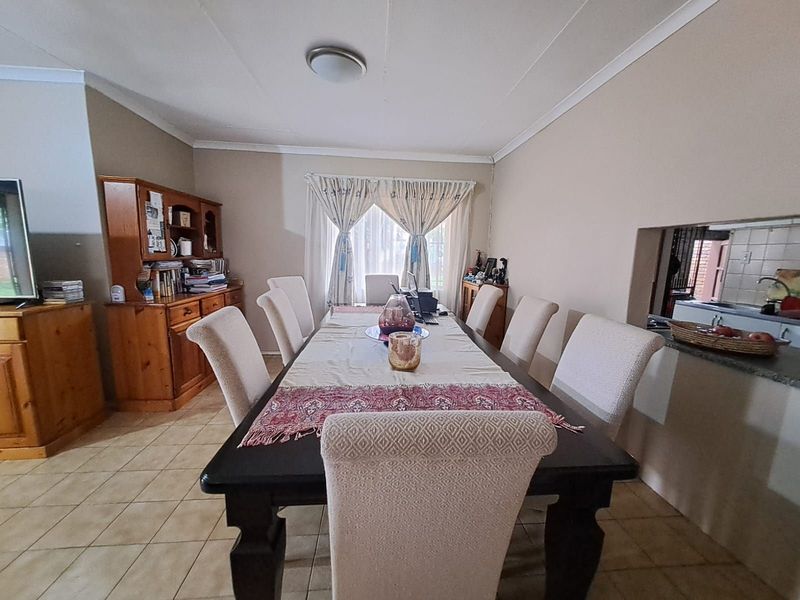 House For Sale in Faerie Glen - Photo 4