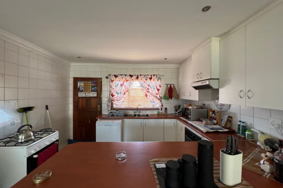 Townhouse For Sale in South Ridge - Photo 3