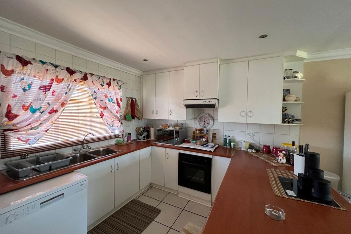 Townhouse For Sale in South Ridge - Photo 4