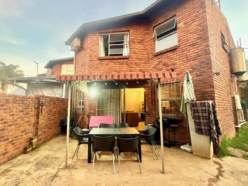 Townhouse For Sale in Constantia Park - Photo 9