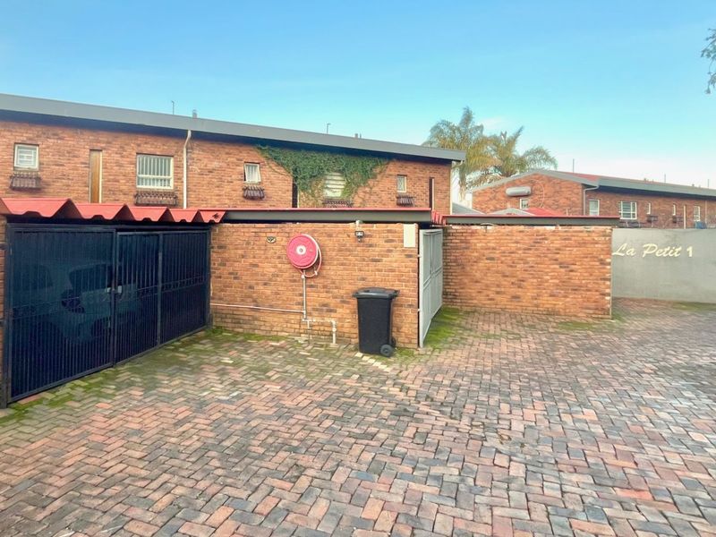 Townhouse For Sale in Constantia Park - Photo 8