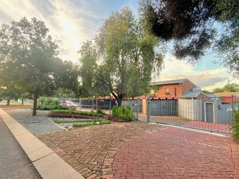 Townhouse For Sale in Constantia Park - Photo 2