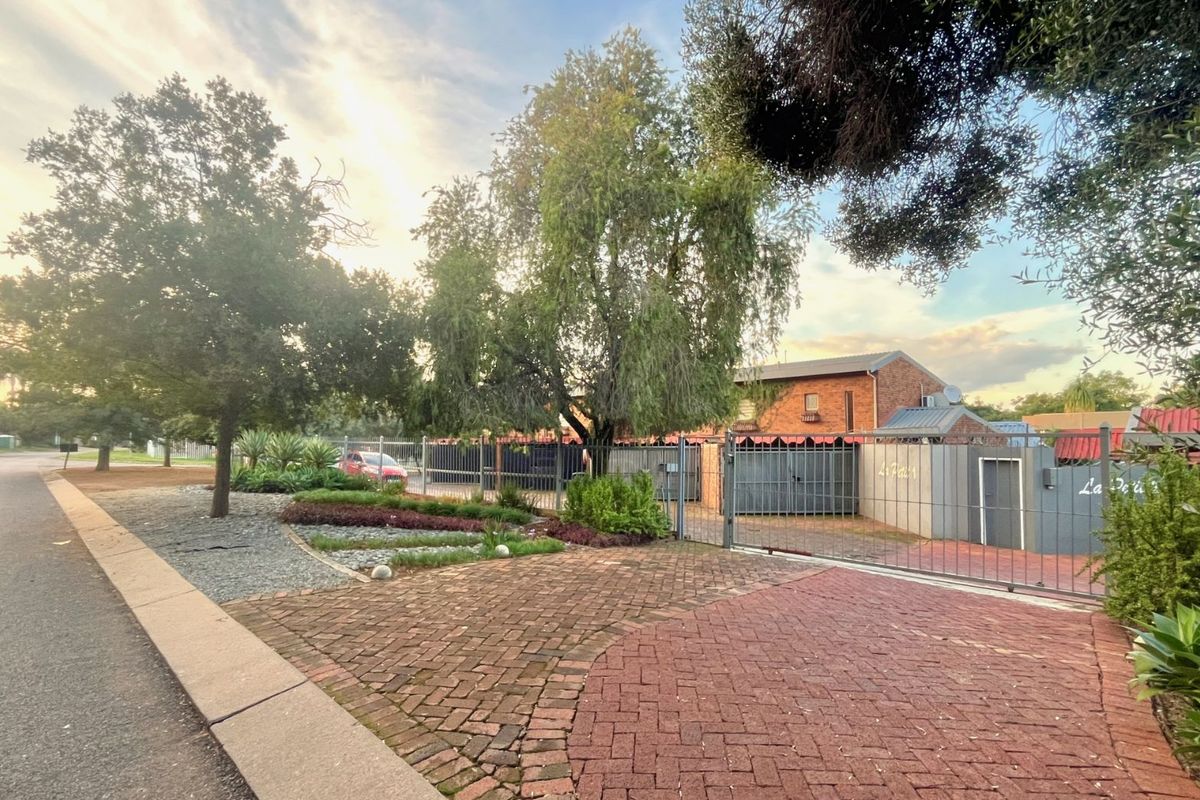 Townhouse For Sale in Constantia Park - Photo 2