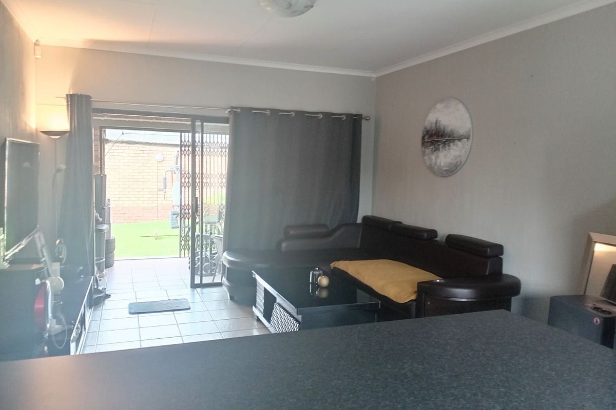 Townhouse For Sale in Bergbron - Photo 2