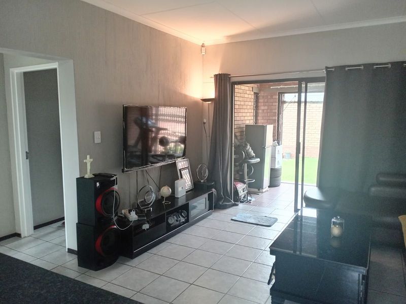 Townhouse For Sale in Bergbron - Photo 4