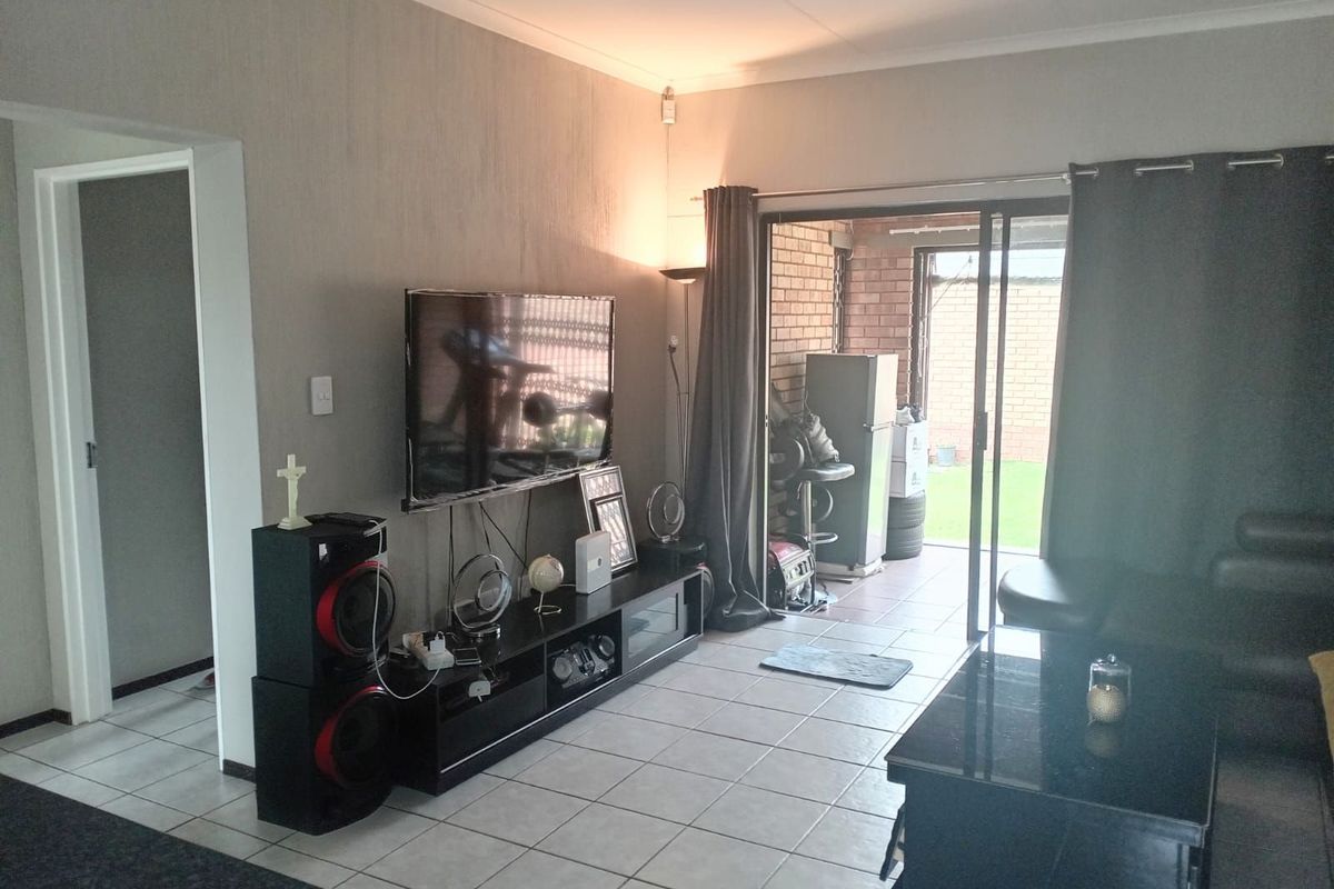 Townhouse For Sale in Bergbron - Photo 4