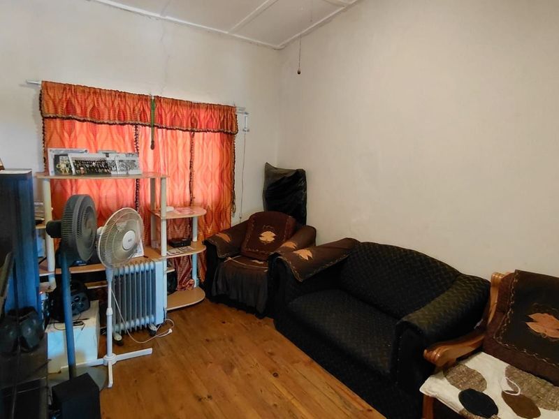 House For Sale in Oudtshoorn North - Photo 4