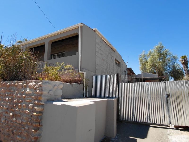 House For Sale in Oudtshoorn North - Photo 2