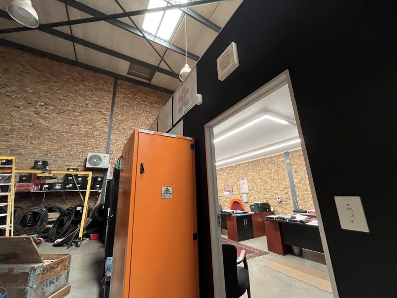 Industrial To Rent in N4 Gateway Industrial Park - Photo 6