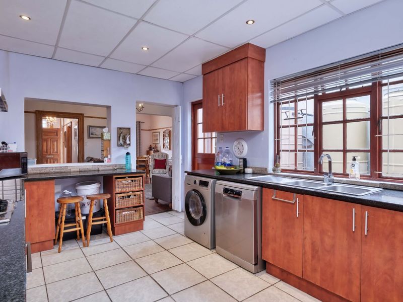 House For Sale in Richmond Hill - Photo 10