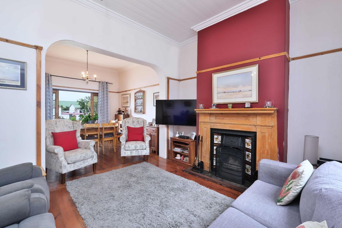 House For Sale in Richmond Hill - Photo 2