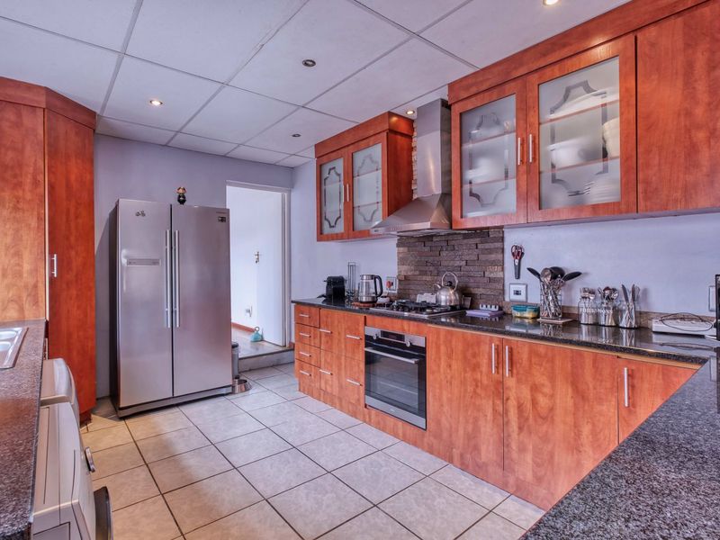 House For Sale in Richmond Hill - Photo 9