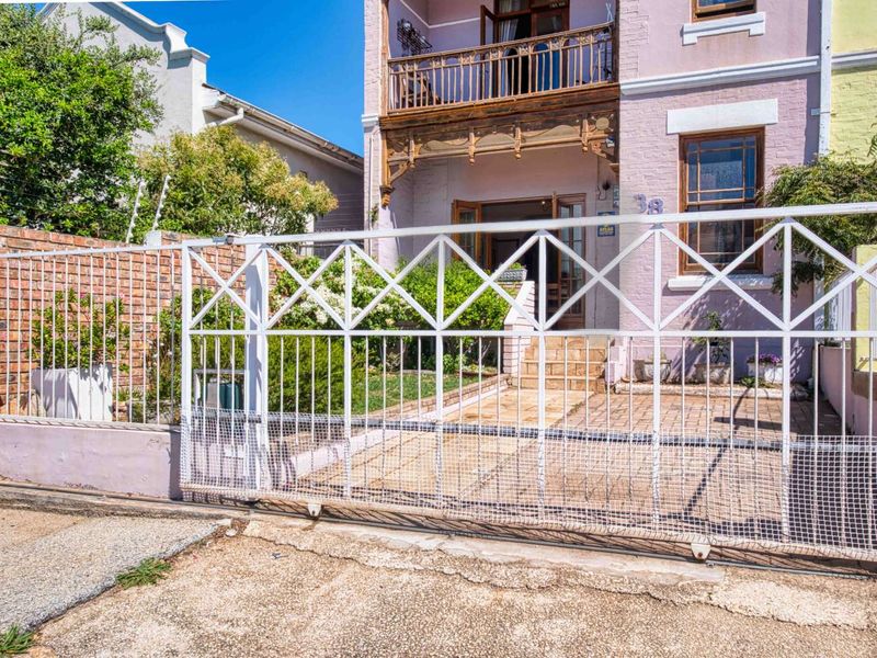 House For Sale in Richmond Hill - Photo 4