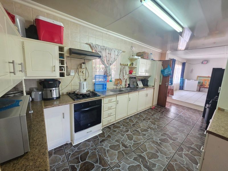 House For Sale in South Ridge - Photo 7