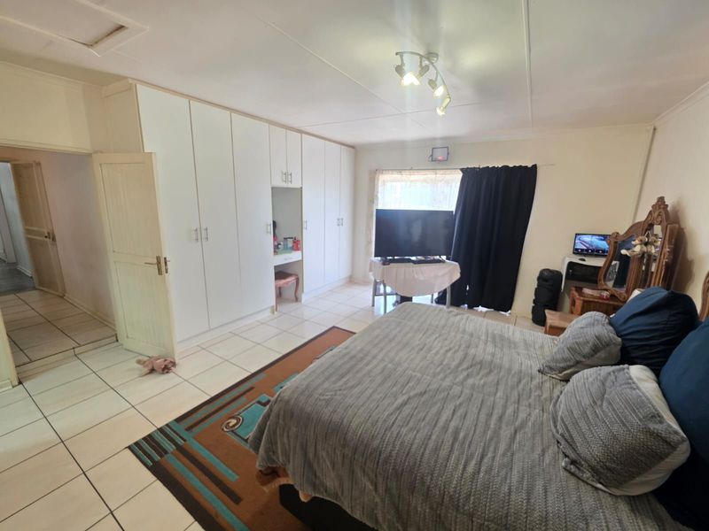 House For Sale in South Ridge - Photo 9