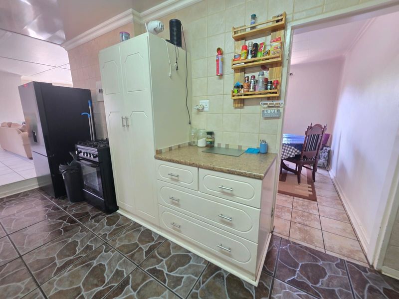 House For Sale in South Ridge - Photo 8